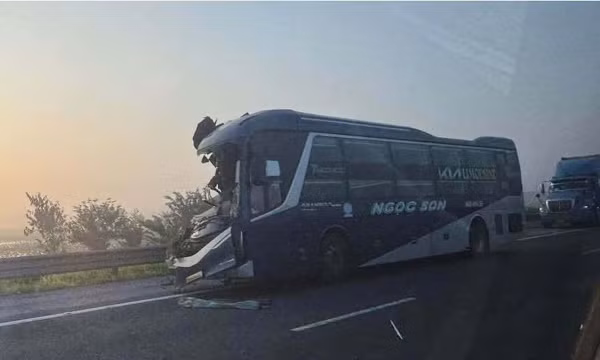 Ô tô khách không giữ khoảng cách tông đuôi xe đầu kéo, 1 người tử vong