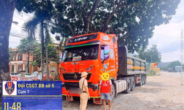 Xe đầu kéo bị tước giấy kiểm định, tài xế vẫn vô tư chạy ngoài đường