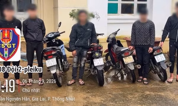 Gia Lai: Tạm giữ 4 xe máy dàn hàng ngang không đội mũ bảo hiểm