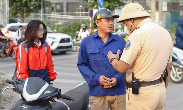 Đưa con đến trường nhưng để 'đầu trần', phụ huynh bị CSGT Hà Nội xử lý