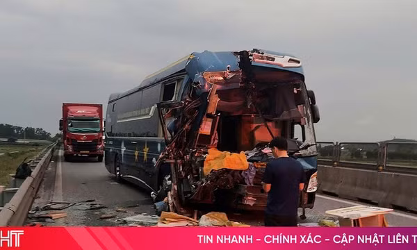 Xe khách va chạm xe đầu kéo trên cao tốc qua Hà Tĩnh, 5 người bị thương