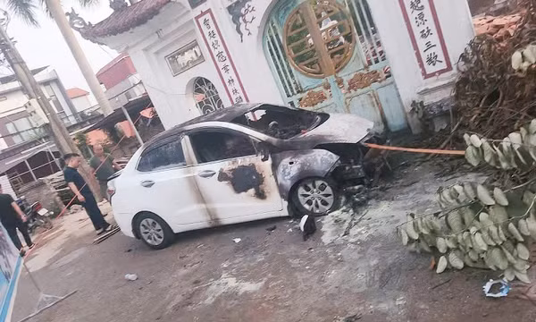 Ô tô bốc cháy ở Hà Nội, nghi bị phóng hỏa