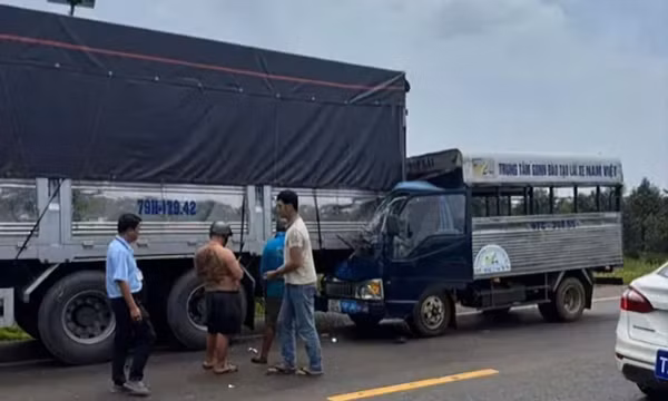 Xe tập lái tông đuôi xe tải, giáo viên dạy lái tử vong
