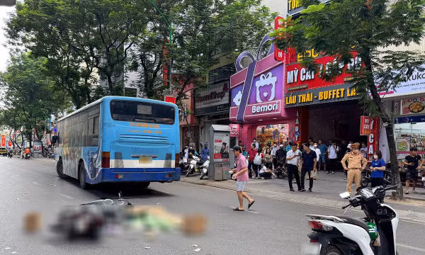 Ngã ra đường sau va chạm, cô gái bị xe buýt cán tử vong