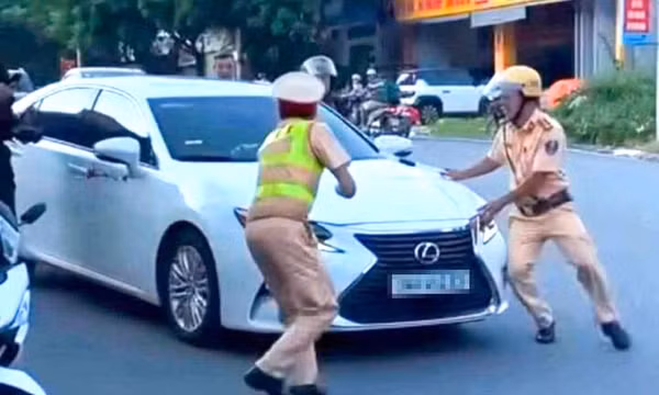 Nữ tài xế chốt cửa ô tô, tăng ga bỏ chạy khi bị CSGT dừng xe