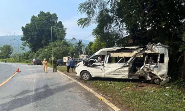 Xe đầu kéo tông ô tô khách ở Phú Thọ, 3 người thương vong