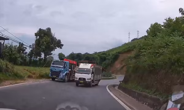 Cảnh sát giao thông Lào Cai xử lý lái xe tải vượt tại đoạn đường cấm vượt