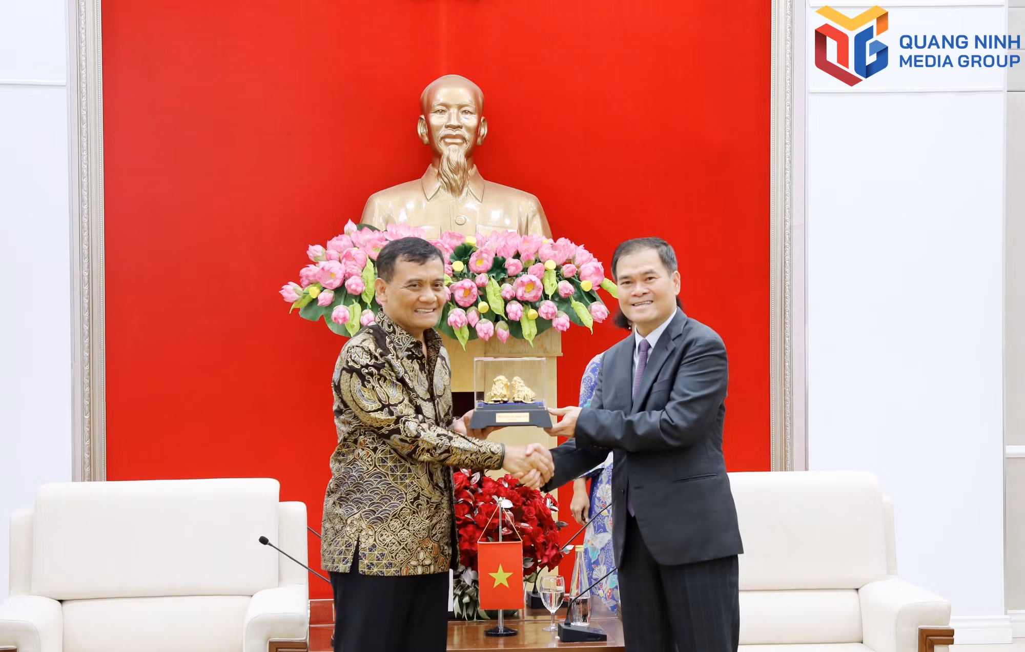 Phó Bí thư Thành ủy, Chủ tịch UBND thành phố Quảng Ninh tặng quà lưu niệm cho ông A-mát Lút-phi, Thống đốc tỉnh Trung Java (10-2026). Ảnh: Thu Chung