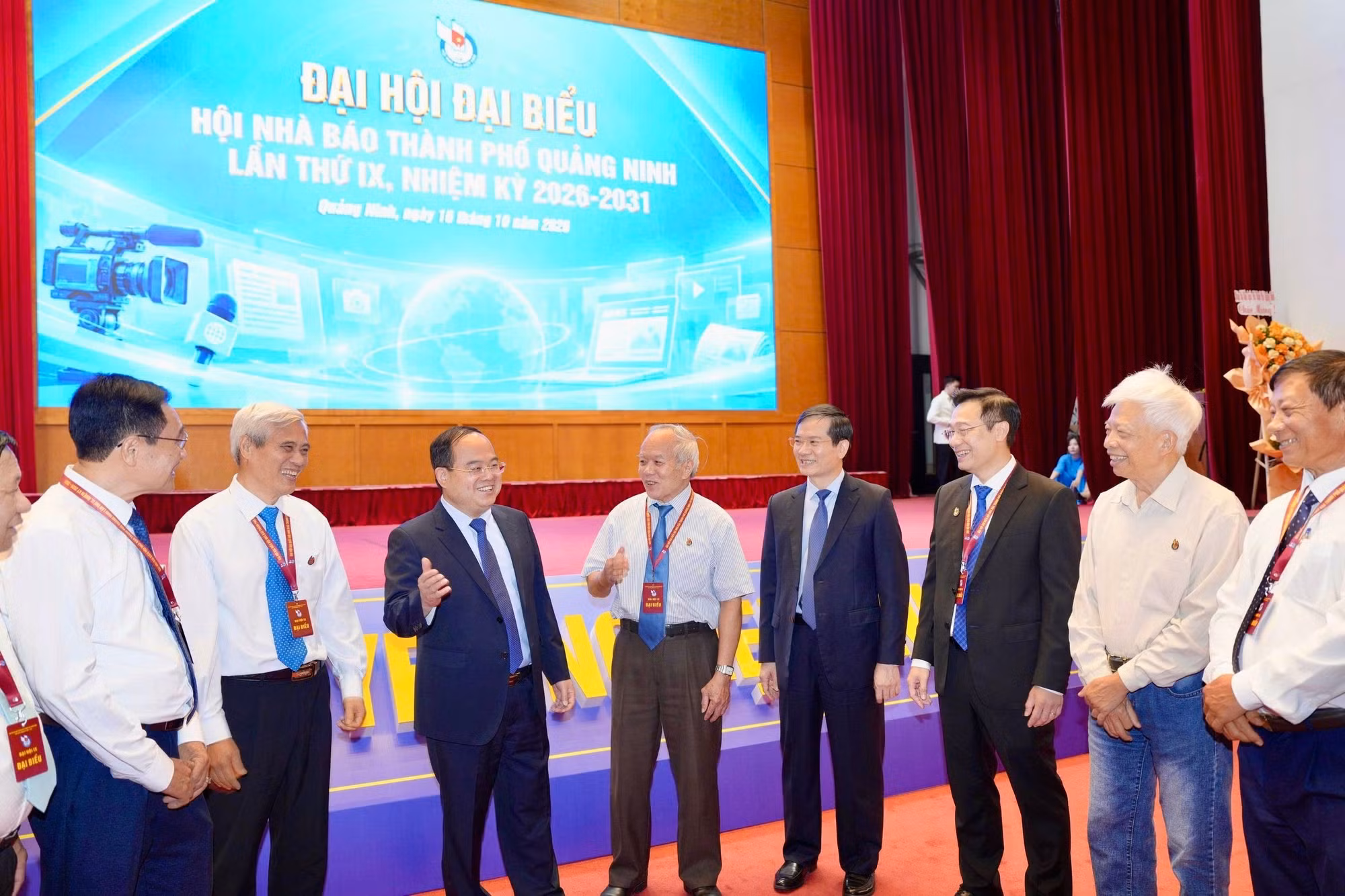 Các đồng chí lãnh đạo thành phố trao đổi cùng các hội viên Hội Nhà báo thành phố bên lề Đại hội (10-2026). Ảnh: Đỗ Phương