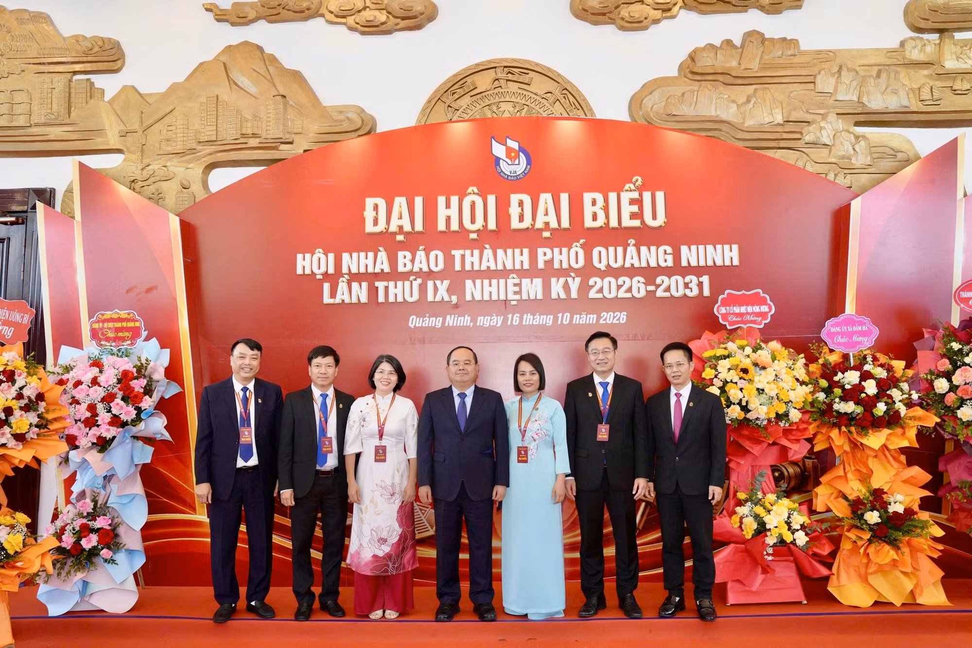 Đồng chí Bí thư Thành uỷ chụp ảnh lưu niệm cùng các đồng chí trong Ban lãnh đạo Hội Nhà báo thành phố (10-2026). Ảnh: Đỗ Phương