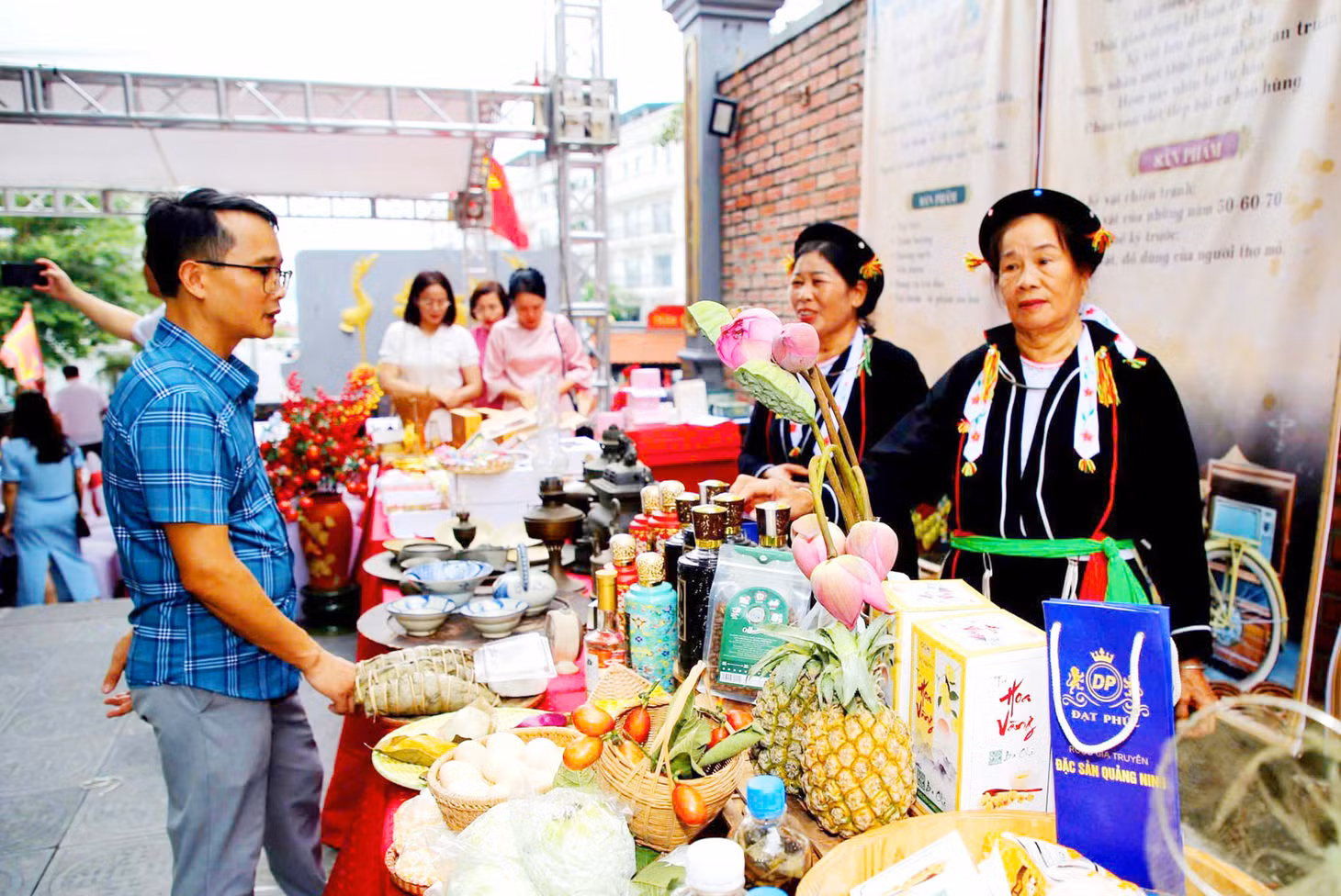 Sau hành trình trải nghiệm, du khách có thể lựa chọn các sản phẩm, đặc sản địa phương làm quà, mang theo những dấu ấn riêng của Hồng Gai.