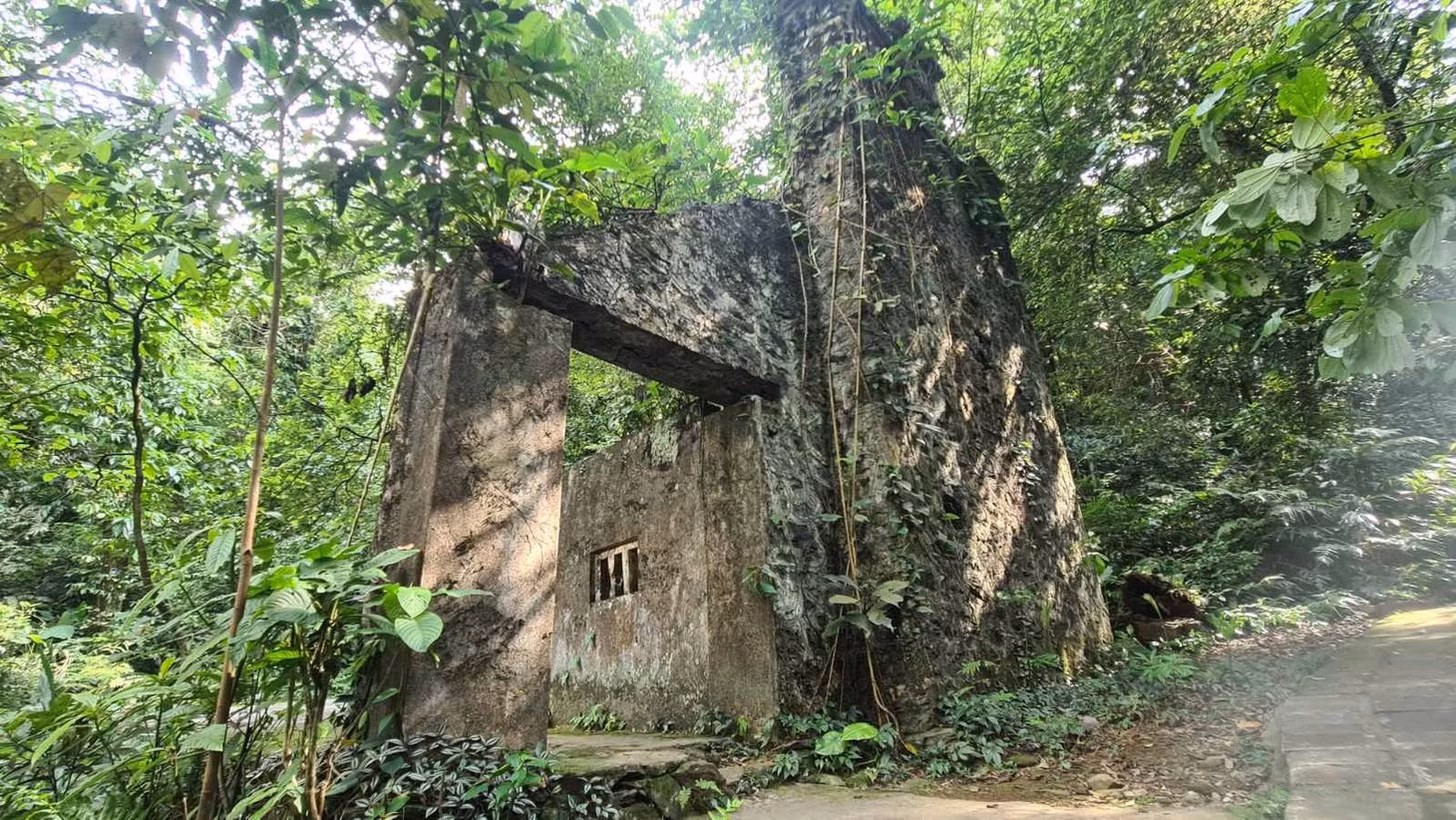Cổng vào của một trong số những trại hè thời Pháp. Dấu vết thời gian đã in hằn lên những bức tường của nơi đây.