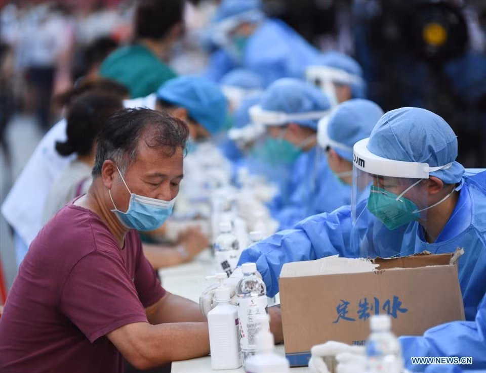Trung Quốc tiến hành xét nghiệm hàng loạt thường xuyên để ngăn ngừa COVID-19. Ảnh: Xinhua
