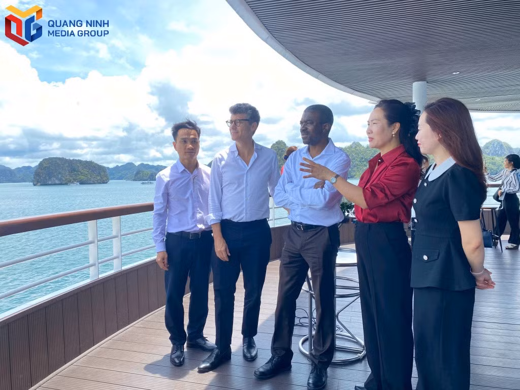 giam-doc-trung-tam-di-san-the-gioi-cua-to-chuc-unesco-lazare-eloundou-assomo-khao-sat-thuc-te-tai-di-san-thien-nhien-the-gioi-vinh-ha-long-quan-dao-cat-ba.jpg