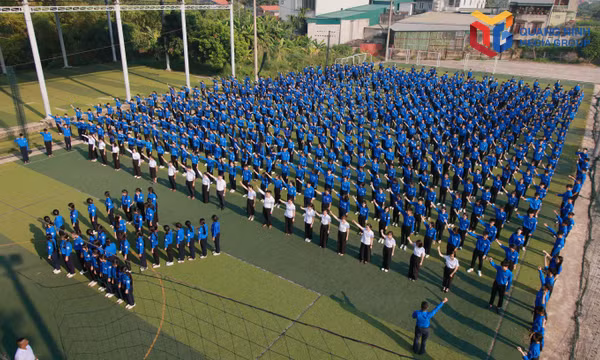 700 đoàn viên, thanh niên phường Yên Tử đã tham gia Lễ chào cờ với chủ đề “Tôi yêu Tổ quốc tôi”.