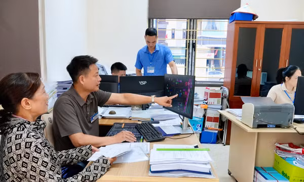 Cán bộ công chức phường Cao Xanh tiếp, giải quyết hồ sơ liên quan đến thủ tục đất đai của công dân.