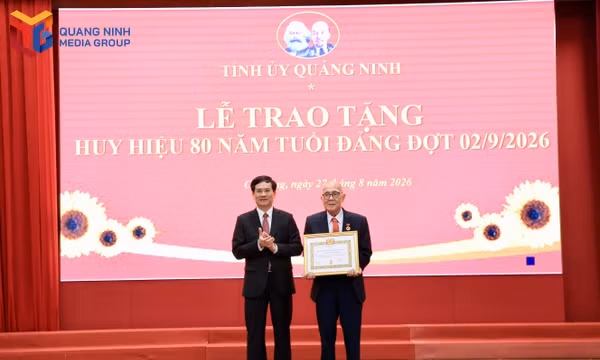 Phó Bí thư Tỉnh ủy, Chủ tịch Ủy ban MTTQ tỉnh Vũ Quyết Tiến dự lễ trao tặng Huy hiệu Đảng tại phường Cửa Ông