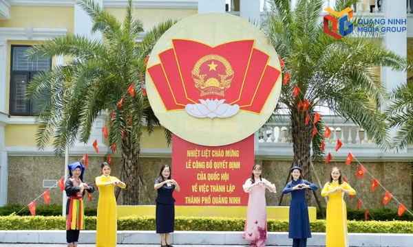 Cán bộ, đảng viên, nhân dân xã Ba Chẽ phấn khởi chào mừng Lễ Công bố quyết định của Quốc hội về việc thành lập Thành phố Quảng Ninh.