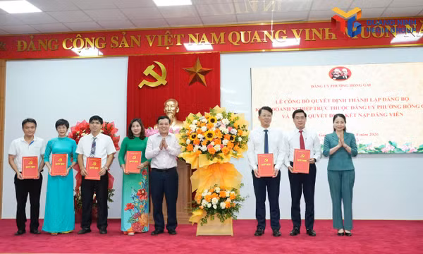 Đảng uỷ phường Hồng Gai: Thành lập Đảng bộ Khối doanh nghiệp trực thuộc và trao quyết định kết nạp Đảng