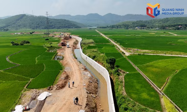 Dự án đầu tư xây dựng kè hai bên suối từ cầu Quảng La 1 đến lưu vực hồ Yên Lập với chiều dài 1.000m, tổng mức đầu tư hơn 49 tỷ đồng, nhằm kết hợp tiêu thoát lũ, phòng chống ngập úng và bảo đảm nguồn nước phục vụ sản xuất.