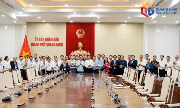 Đoàn cán bộ cấp Thứ trưởng và tương đương của Đảng Nhân dân Cách mạng Lào đến thăm, làm việc tại Quảng Ninh