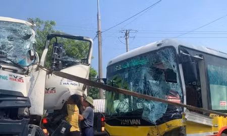 Xe buýt va chạm xe vệ sinh môi trường gần bãi rác Nam Sơn
