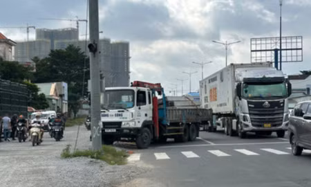 Xe tải cẩu tông liên tiếp hai xe máy trên Quốc lộ 13 khiến 3 người thương vong