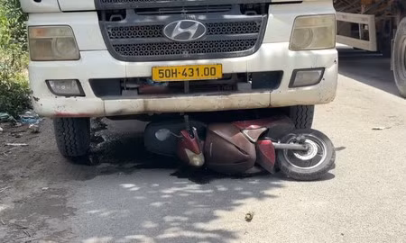 Hai ông cháu trên đường về nhà ăn cơm bị xe container tông thương vong