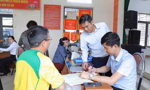 Cán bộ phường Đông Triều hỗ trợ người dân trên địa bàn về giải quyết TTHC cũng như cách thức sử dụng dịch vụ công trực tuyến.