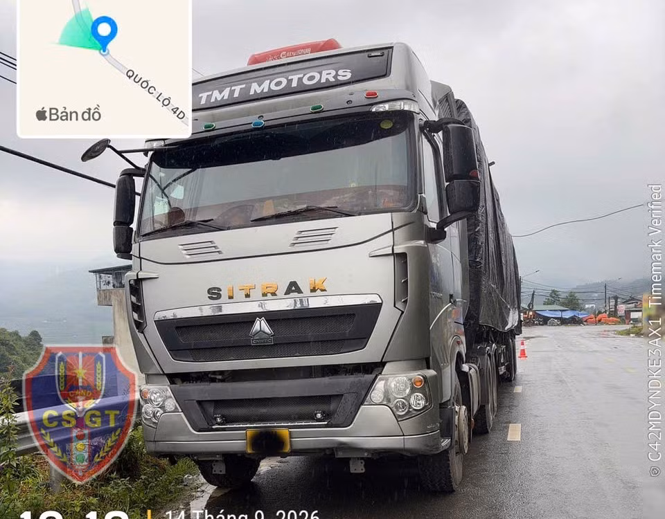 Chiếc xe đang trong thời gian bị tước tem kiểm định an toàn kỹ thuật và bảo vệ môi trường nhưng vẫn được đưa ra lưu thông, hoạt động kinh doanh vận tải.