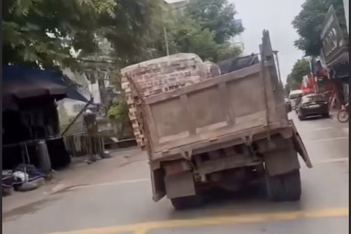Xe tải không gắn biển số phía sau, chở hàng lệch một bên được người dân ghi nhận và phản ánh tại xã Khoái Châu, tỉnh Hưng Yên. (Ảnh: Chụp màn hình)