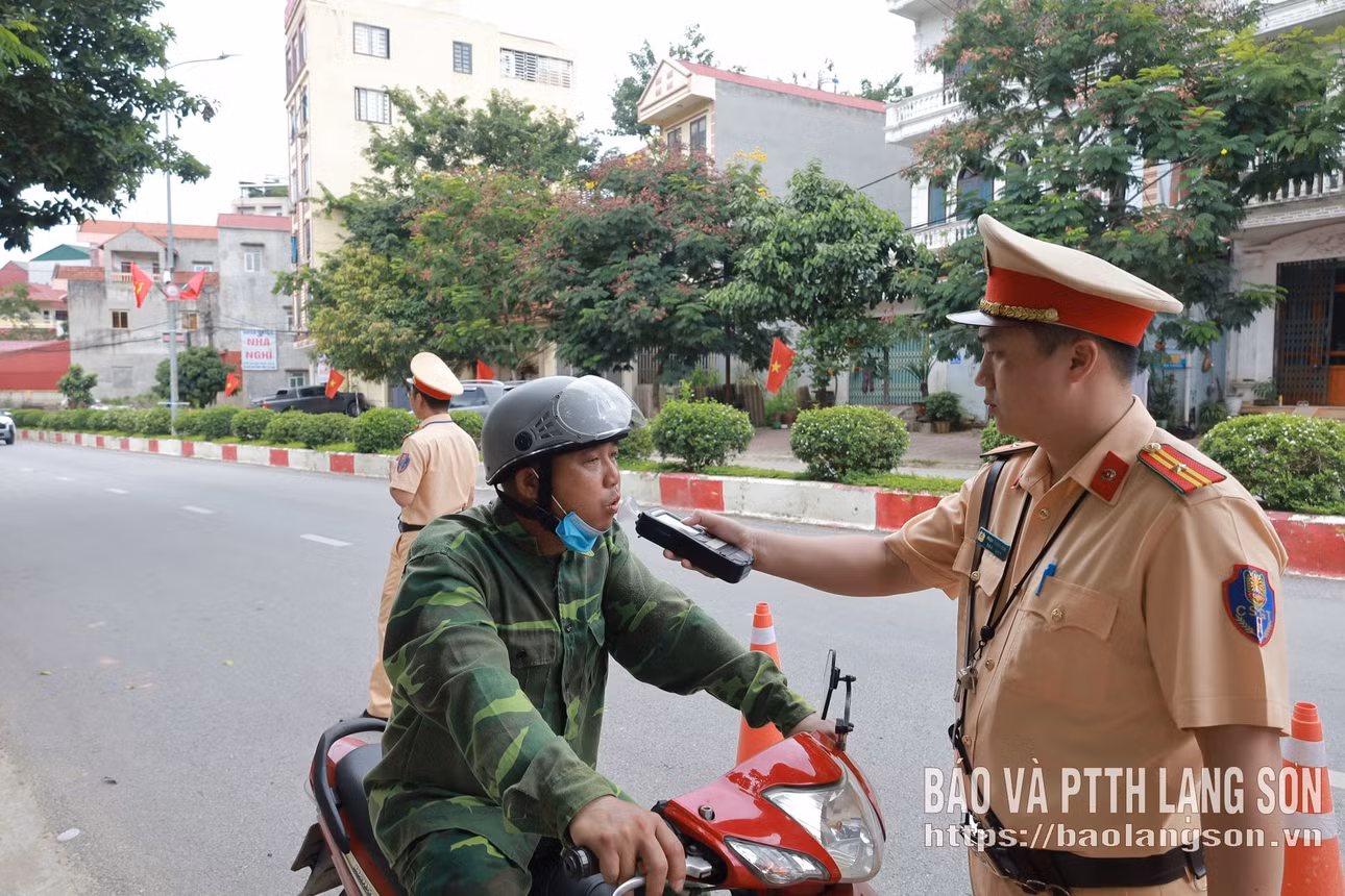 Lực lượng CSGT (Công an tỉnh) kiểm tra nồng độ cồn người điều khiển phương tiện giao thông trên đường Hùng Vương, phường Lương Văn Tri