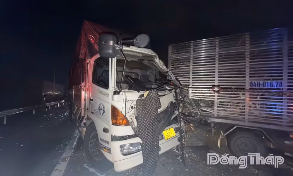 Phần đầu xe tải bị hư hỏng nặng.