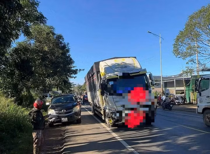 Hiện trường vụ tai nạn khiến người đi bộ qua đường bị xe tải tông tử vong trên Quốc lộ 20.
