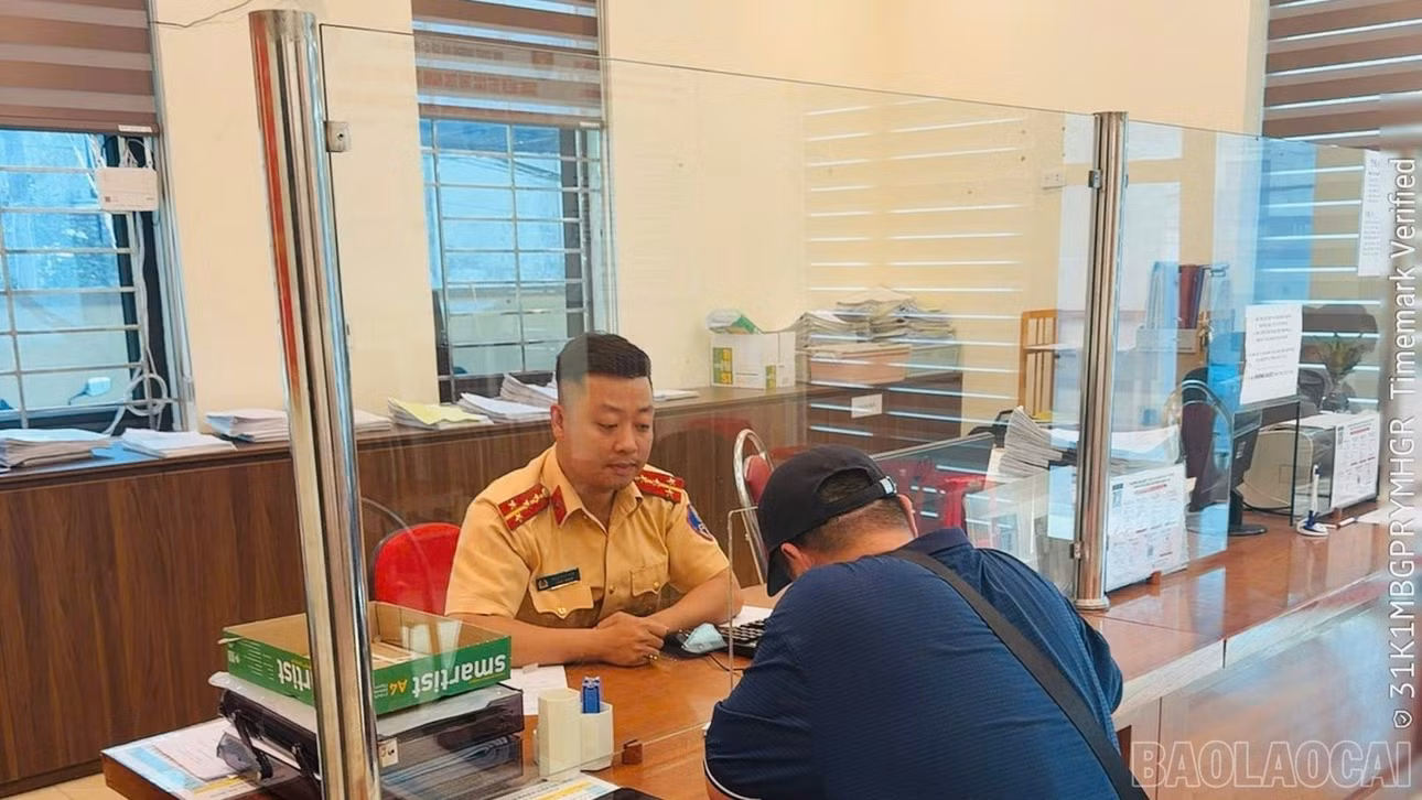 Cảnh sát giao thông xác minh, xử lý trường hợp lái xe khách không chấp hành hiệu lệnh đèn tín hiệu giao thông.