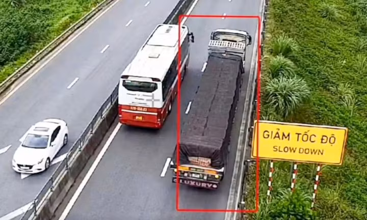 Xe đầu kéo gặp sự cố nhưng tài xế không đặt cảnh báo từ xa theo quy định. (Ảnh: Cục CSGT)