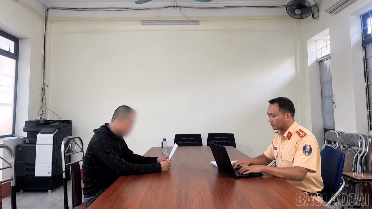 Lực lượng Cảnh sát giao thông làm việc, xử lý người vi phạm tại cơ quan Công an.