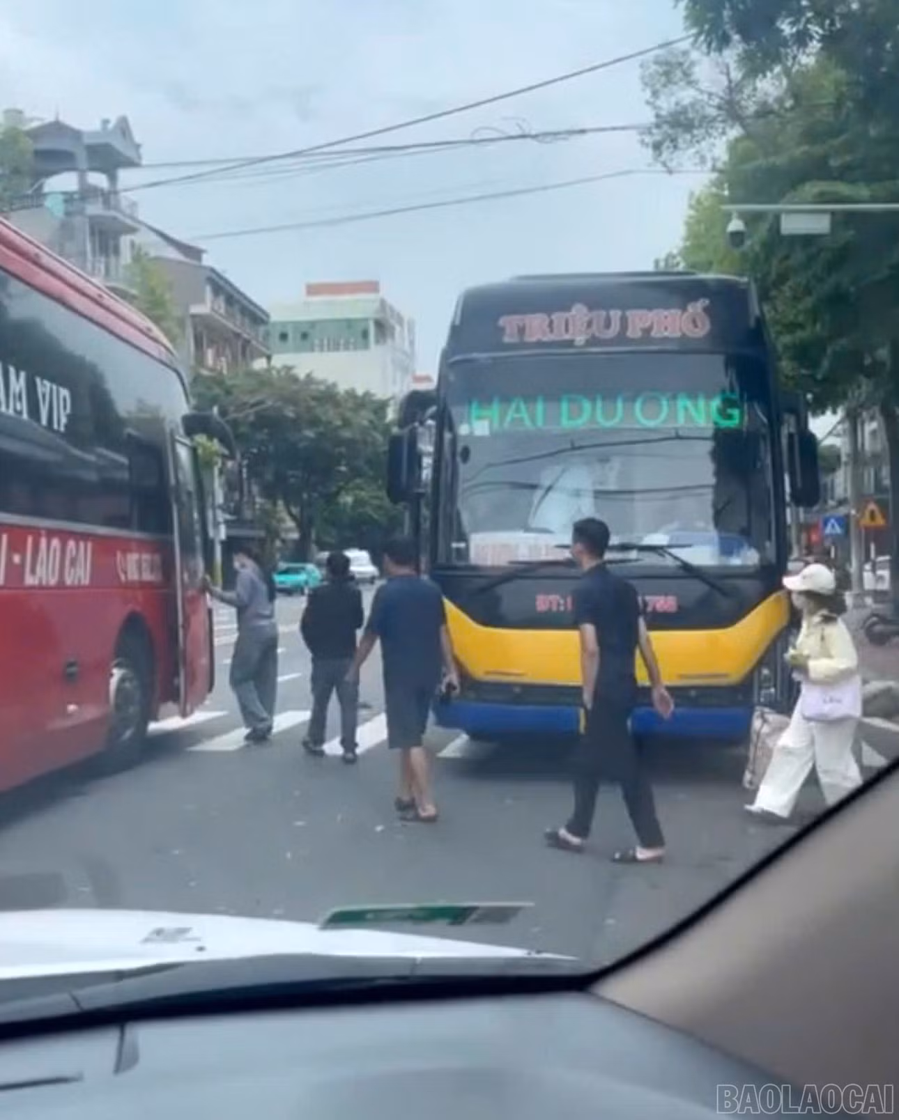 Hình ảnh vi phạm được người dân phản ánh qua ứng dụng VNeTraffic.