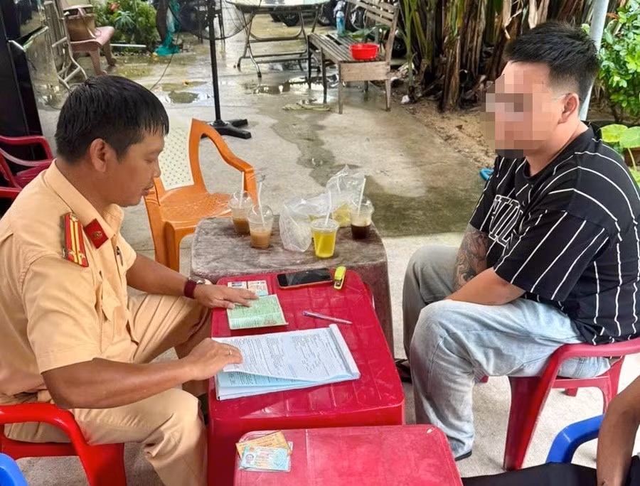 Đội CSGT đường bộ số 4 lập biên bản tài xế vi phạm. Ảnh: Nguyễn Hải