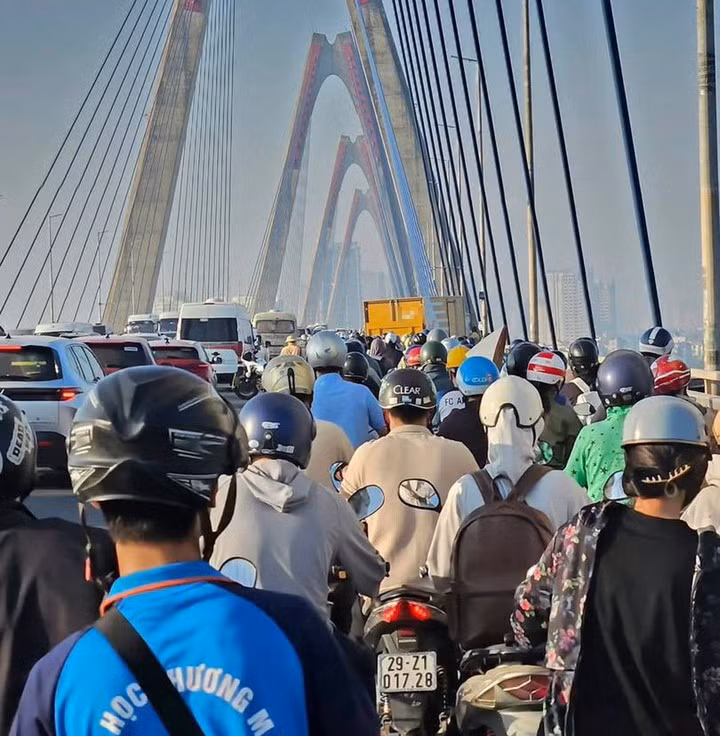 Dòng xe bị ùn ứ tại làn xe máy sáng 19/10. (Ảnh: Đình Anh)