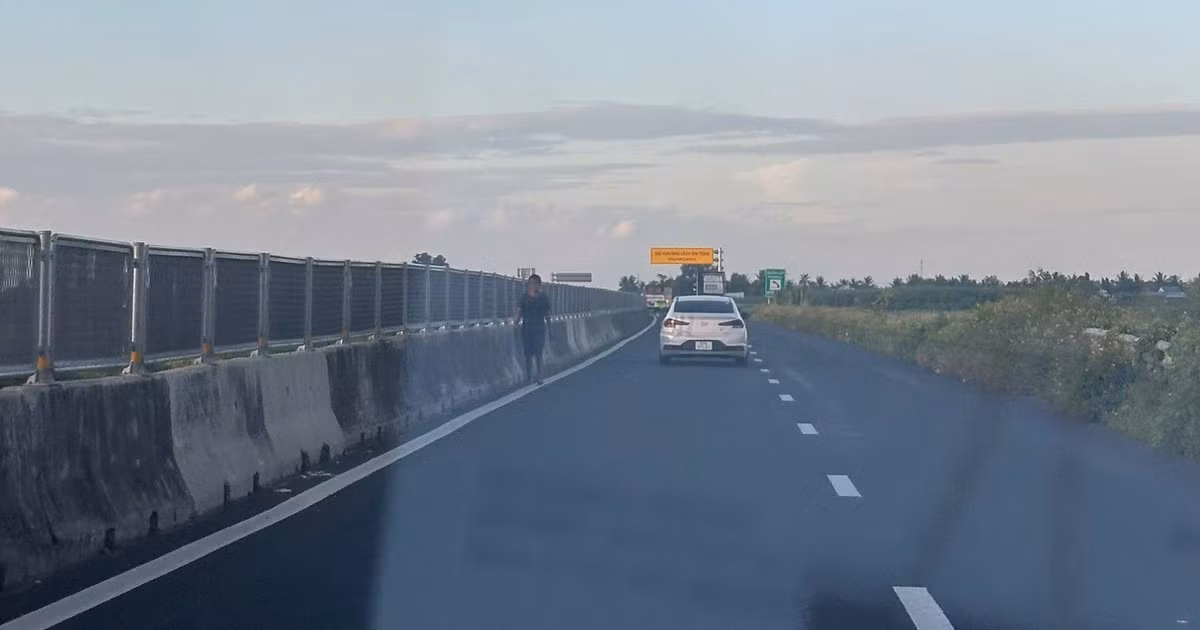 Người đi bộ băng qua làn đường cao tốc Lộ Tẻ-Rạch Sỏi tiềm ẩn nguy cơ tai nạn giao thông. ( Ảnh: Thanh Dũng)