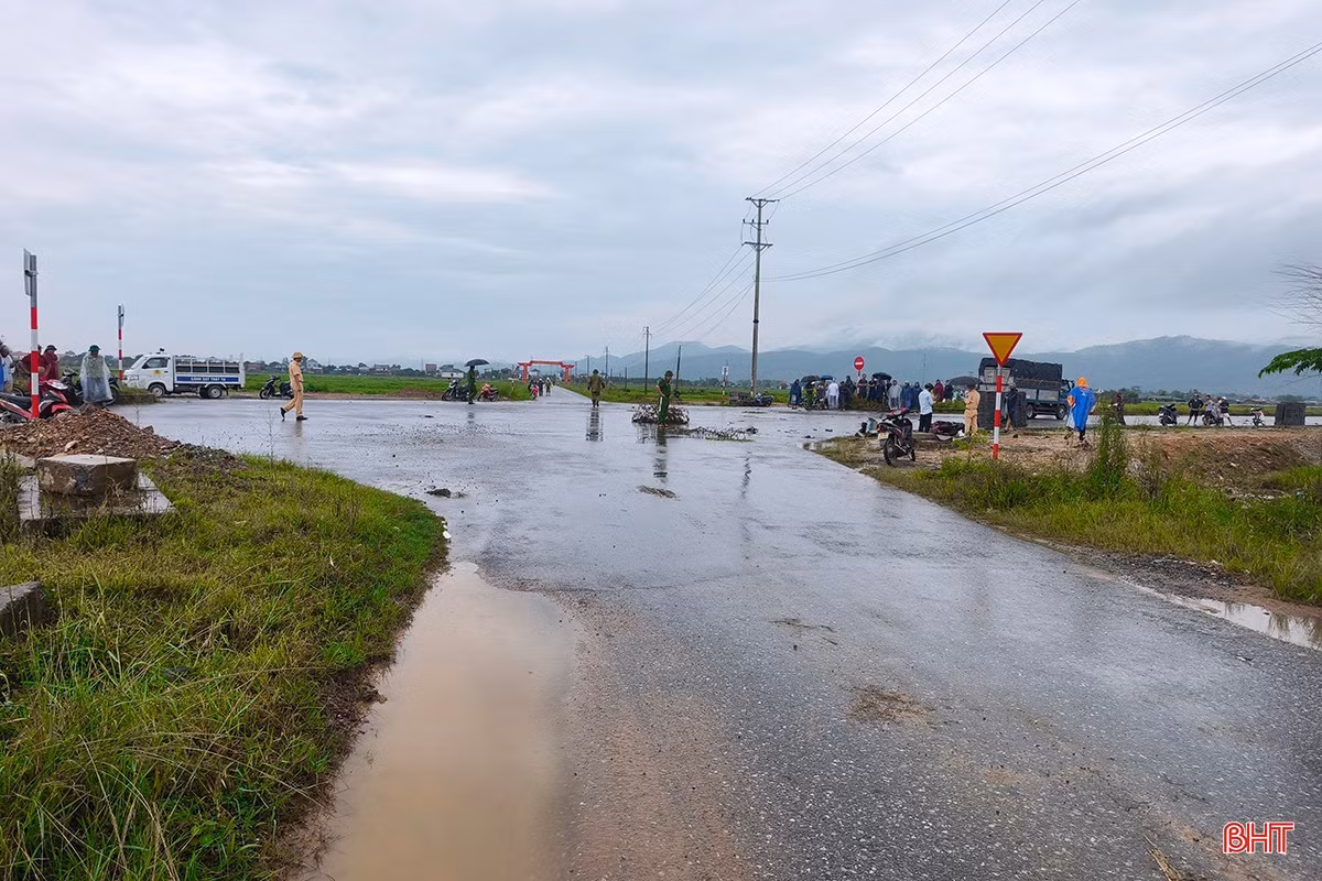 Hiện trường vụ tai nạn giao thông giữa xe tải với xe máy khiến 2 học sinh tử vong, 1 học sinh bị thương nặng.