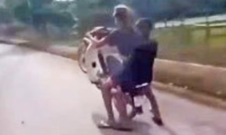 Hình ảnh N.T.L. bốc đầu xe máy. (Ảnh chụp màn hình)