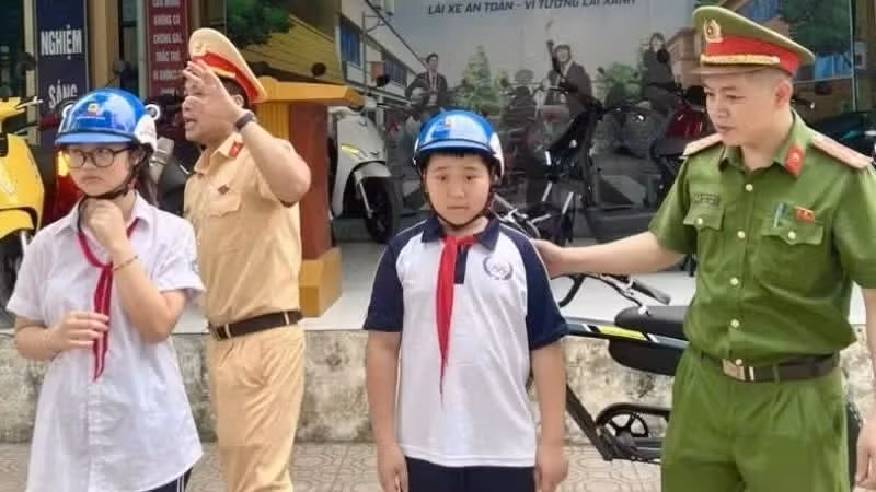 Học sinh được phổ biến kiến thức pháp luật, kỹ năng tham gia giao thông an toàn. (Ảnh: BÁO NHÂN DÂN)