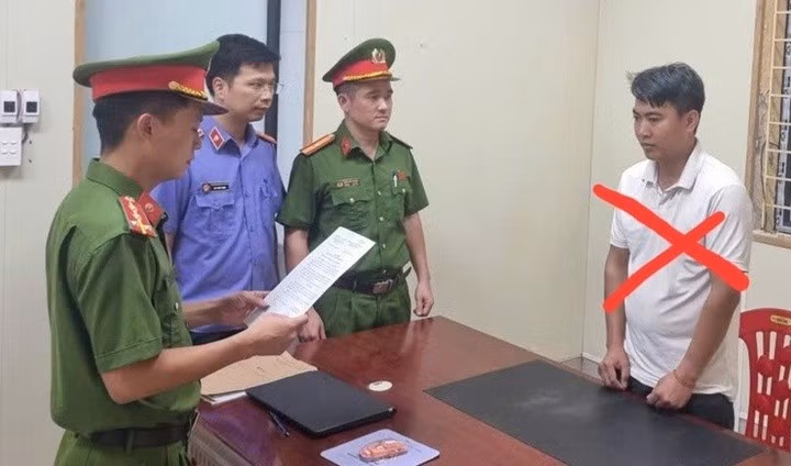 Cơ quan điều tra tống đạt quyết định khởi tố bị can với Lý Văn Cương.