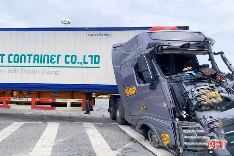 Sau chừng 30 phút, tài xế xe container đã được hỗ trợ đưa ra ngoài. Khu vực xảy ra vụ tai nạn giao thông có mặt đường êm thuận, hệ thống an toàn giao thông đầy đủ. Nguyên nhân vụ tai nạn đang được điều tra làm rõ.