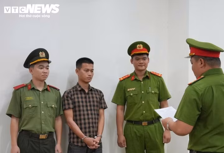 Cán bộ Văn phòng Cơ quan Cảnh sát điều tra Công an TP Huế đang thi hành các quyết định khởi tố, lệnh bắt tạm giam đối với Đặng Văn Vĩnh Hoàng. (Ảnh: CA)