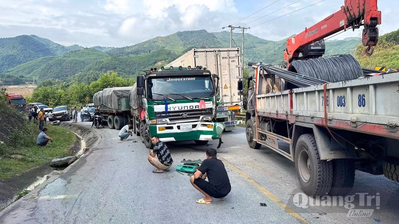 Hàng dài xe ô tô nối đuôi nhau, ùn tắc khoảng 1km trên Quốc lộ 12A - Ảnh: Quang Ngọc