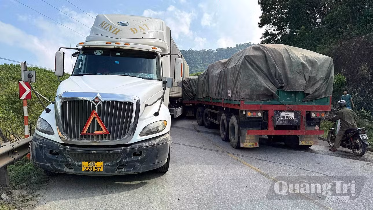 Xe container mang biển kiểm soát 98C-220.57 mắc kẹt cùng xe sơ-mi rơ-moóc trên tuyến Quốc lộ 12A - Ảnh: Quang Ngọc