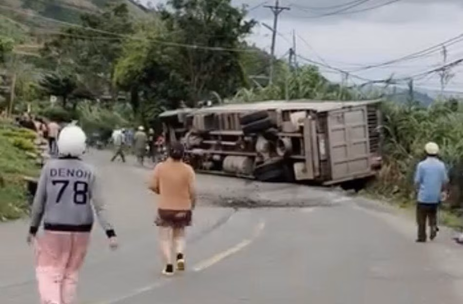 Hiện trường xe tải lật nghiêng đè trúng xe ô tô con trên đèo Phú Sơn, Quốc lộ 27 thuộc địa bàn xã Phú Sơn Lâm Hà (Ảnh cắt từ clip)